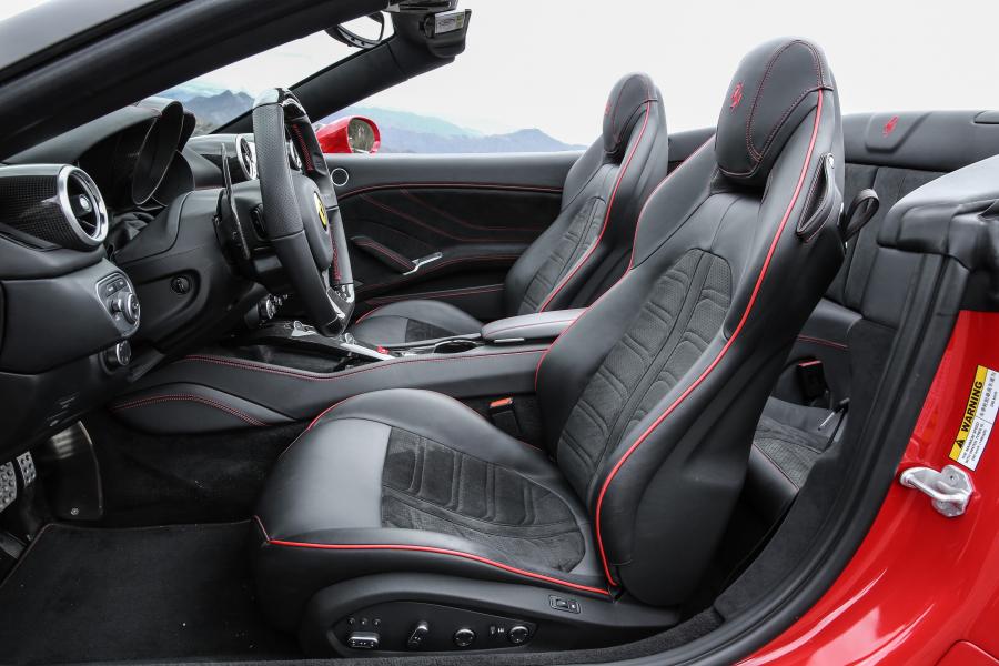 Интерьер Ferrari California T HS 2016 года  (фото 7 из 34)
